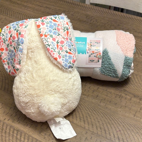 Pillowfort Tulip Knit Throw in Pink and Green and bunny pillow - Picture 1 of 6